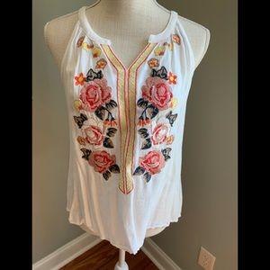 🌺 3 for $15! Embroidered halter style top (120)